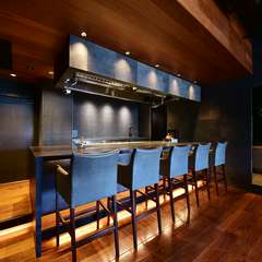 料理が出来上がる様子を目の前で見られるカウンター席も人気