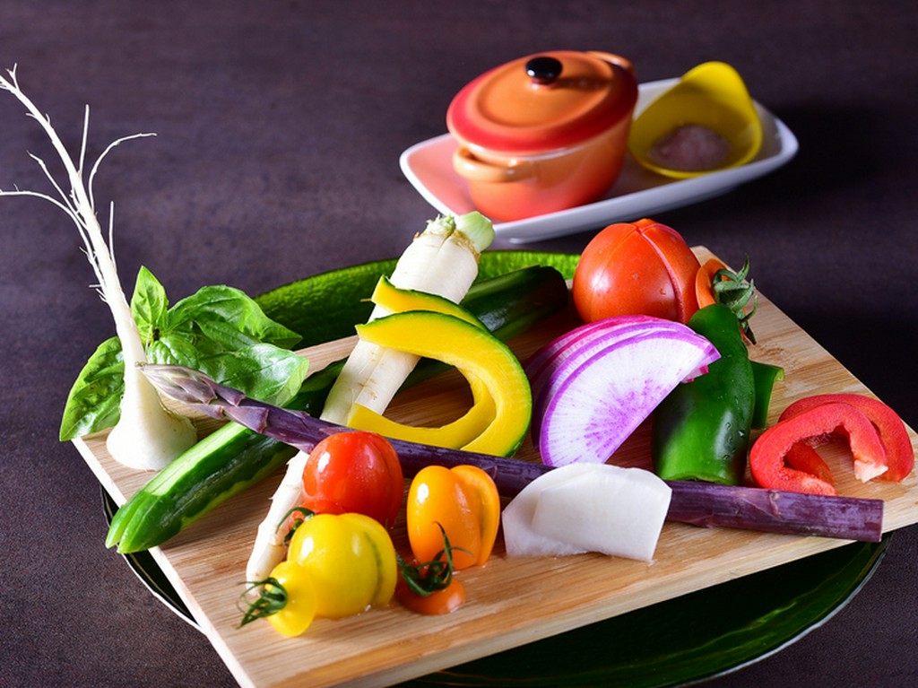 訪れる度に彩りが変わる『季節の旬鮮有機野菜 手づかみ板盛り』