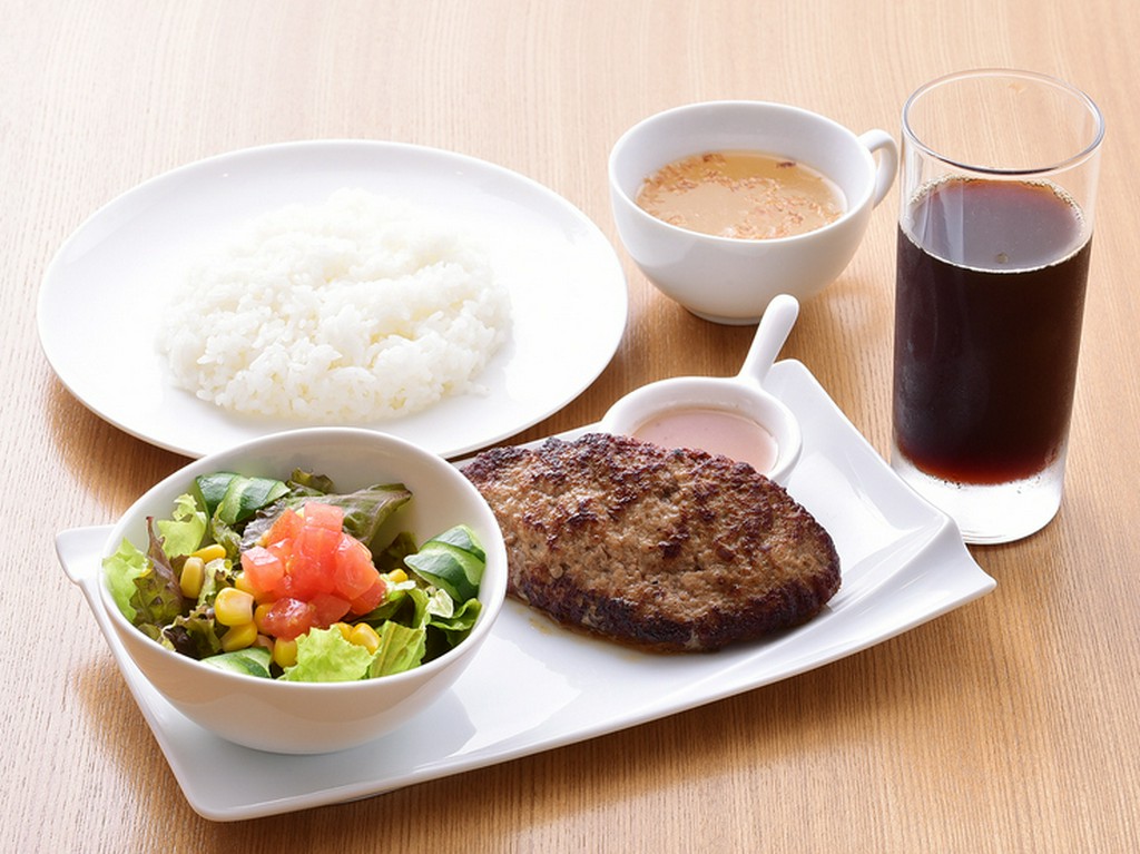 白ワインが風味を引き立てる『マインズハンバーグ』