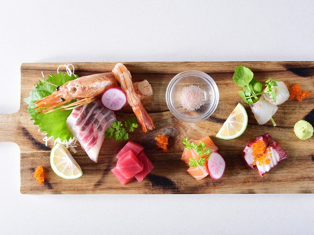 新鮮な魚介類をたっぷり盛る『活魚のお刺身盛り合わせ』