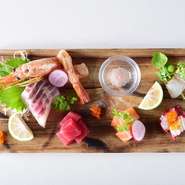 その日仕入れた4、5種の魚介類を盛り合わせます。カンパチやサーモン、世界最高グレードといわれる天使の海老のほか、旬の味覚も楽しめます。2、3名で注文するのがオススメ。