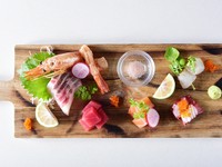 新鮮な魚介類をたっぷり盛る『活魚のお刺身盛り合わせ』