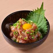 甘辛味の自家製ダレに軽く漬けこんでから、軽く炙った冠地鶏のもも肉を絶妙な厚さにカット。玉ねぎスライスとうずらの卵の黄身、青ねぎと混ぜていただくことで、もも肉の旨みと柔らかさがより引き立ちます。