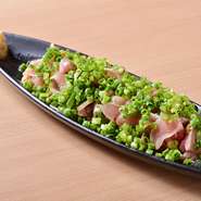 表面をサッと炙った状態のモモ肉を、食べやすい薄さにカット。ポン酢にすりおろし生姜を溶かして、たっぷりの玉ねぎスライスと青ネギと一緒に、さっぱりといただくのがオススメです。