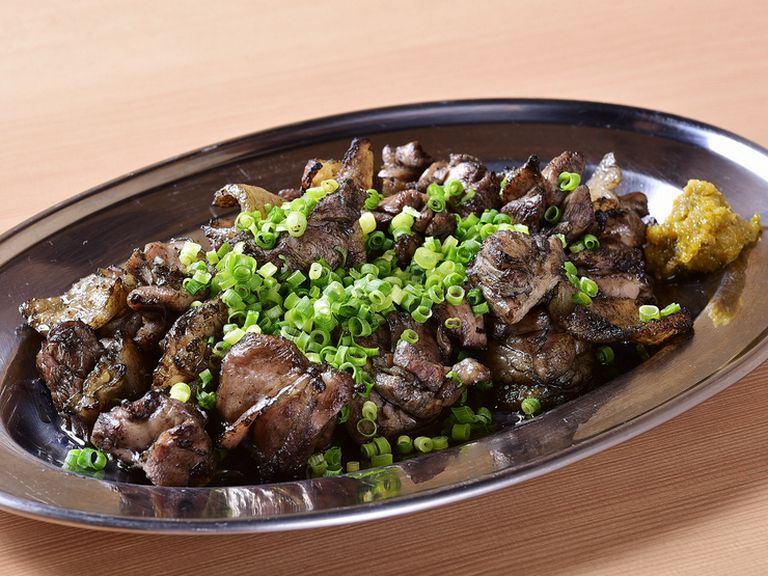 炭の香りをまとった肉は旨みがギュッと濃縮し、肉汁もたっぷり。お酒とも良く合う『冠地鶏のもも炭焼き』
