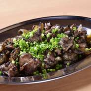 冠地鶏のもも肉を岩塩で下味をつけてから、絶妙な火加減の七輪で焼き上げるので、柔らかくジューシーな仕上がりで、旨みもたっぷり。柚子胡椒をつけていただけば、そのおいしさにノックアウトされること間違いなし。