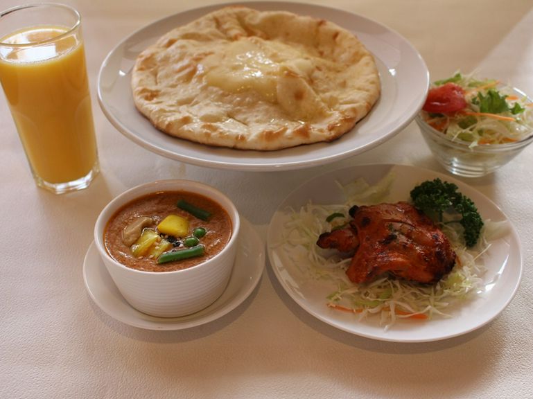 土日祝日の終日と平日ディナー限定『チーズナンセット』