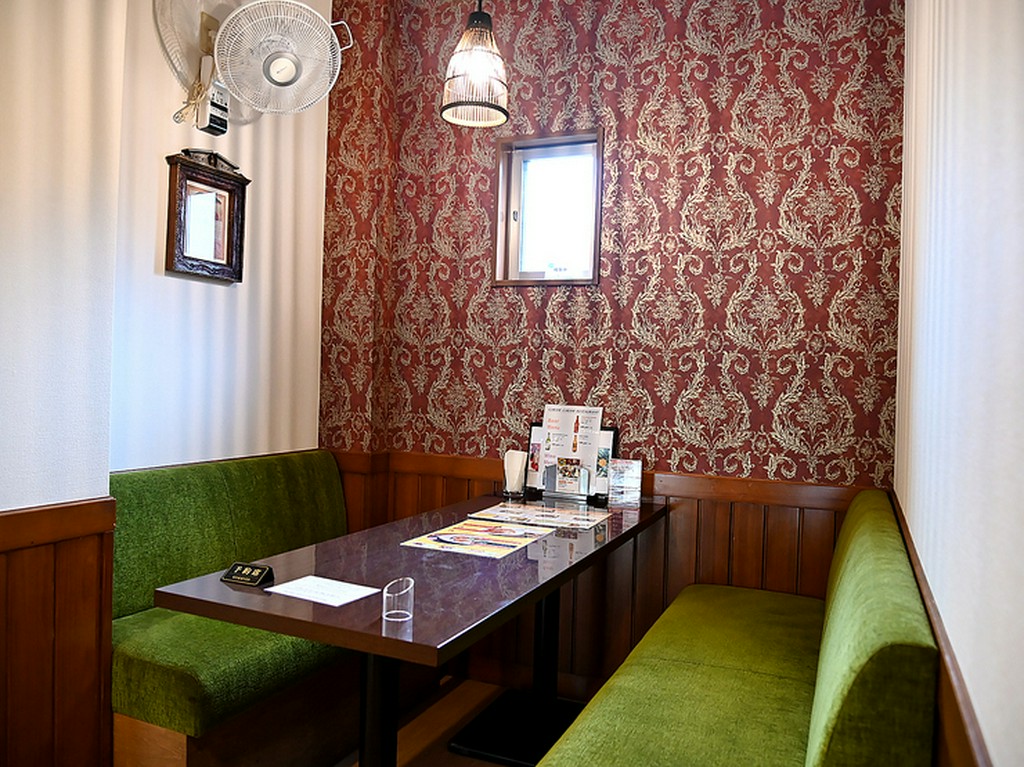 インド音楽が流れる落ち着いた雰囲気の店内