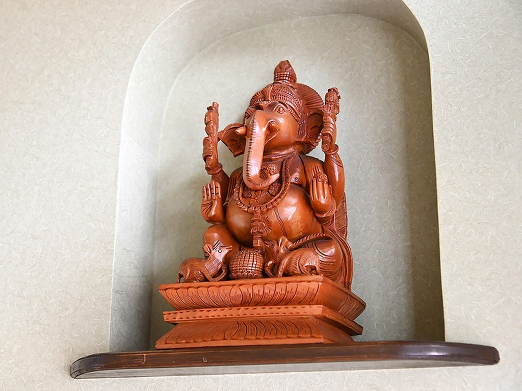 店内入口で見守るのは幸運の守り神ガネシャ様