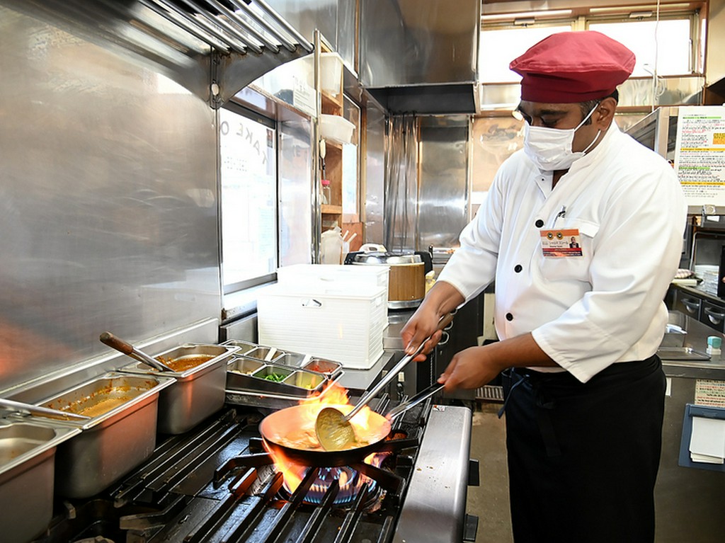 料理に腕を振るうシャルマ・スシール氏