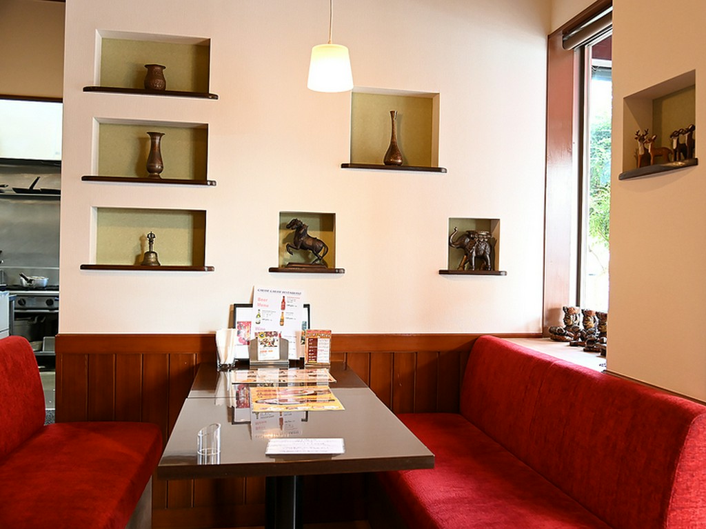 本場インドの雰囲気溢れる店内