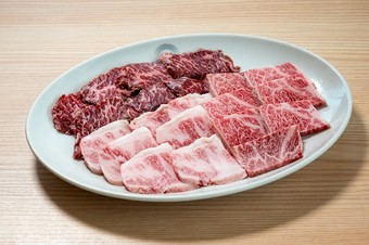 牛肉の上等な部位を堪能できる『九州産　黒毛和牛3種盛り（大）』