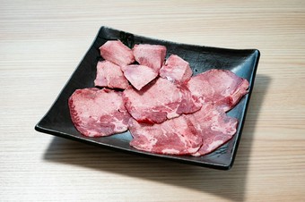 ジューシィな牛タンの旨みに舌鼓！『牛タン2種盛り』（上タン塩焼、タン厚切塩焼）