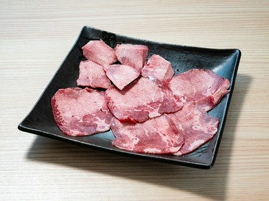 ジューシィな牛タンの旨みに舌鼓！『牛タン2種盛り』（上タン塩焼、タン厚切塩焼）