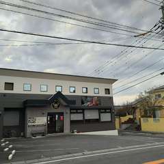 高尾山自然公園すぐ近くの路面店。平安閣の大きな看板が目印