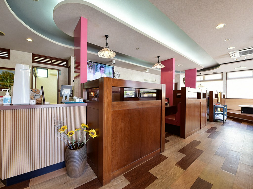 ウッディですっきりした店内は60人まで収容可能