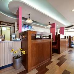 ウッディですっきりした店内は60人まで収容可能