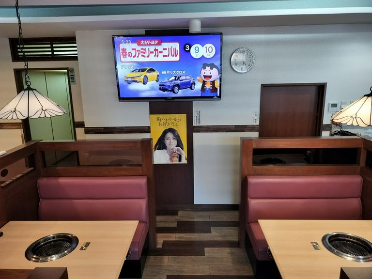 各テーブルのロースターは強力に煙を吸い込むタイプ