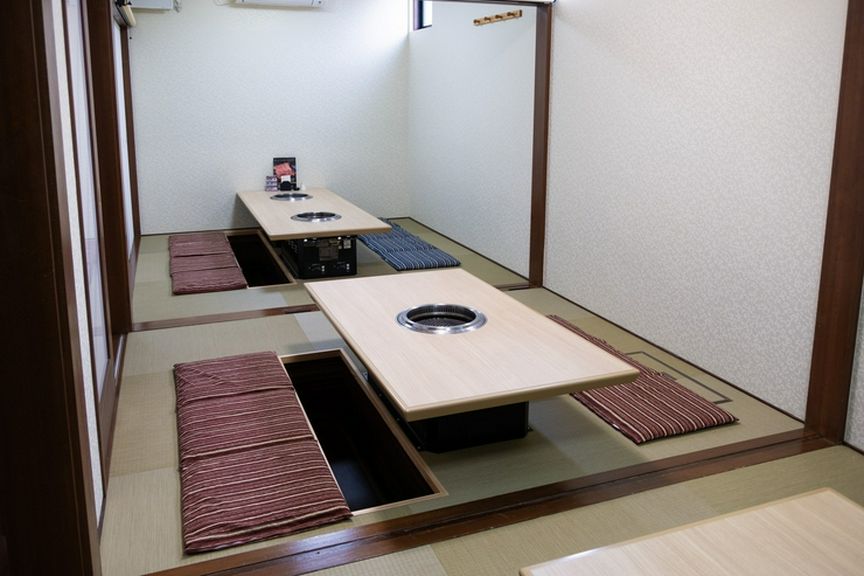 掘りごたつ完備で３０人まで入れるお部屋があります　三世代対応
