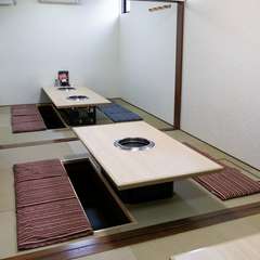 掘りごたつ完備で３０人まで入れるお部屋があります　三世代対応