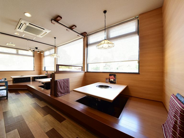 掘りごたつ席も用意され、ゆったりくつろげます