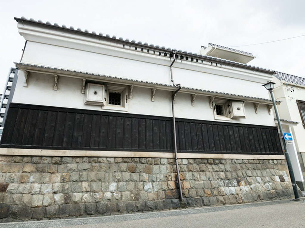 蔵が多く並ぶ四間道エリアの中でも隠れ家的な雰囲気に包まれた店