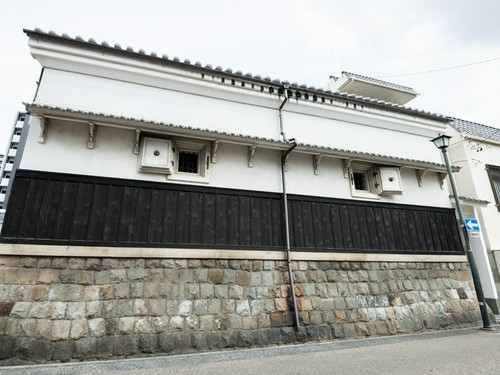 蔵が多く並ぶ四間道エリアの中でも隠れ家的な雰囲気に包まれた店