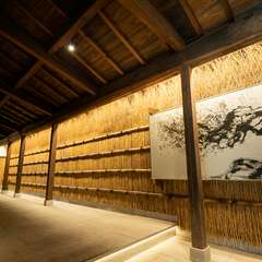 外扉から店内へは、この廊下を抜けて