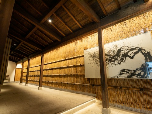 外扉から店内へは、この廊下を抜けて