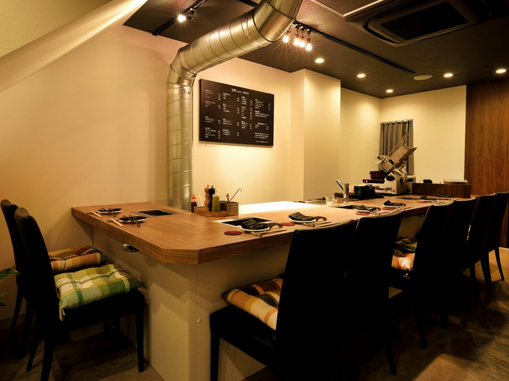 食事と共に会話を楽しめるカウンター席は、お一人様に最適