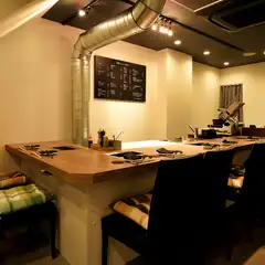 食事と共に会話を楽しめるカウンター席は、お一人様に最適