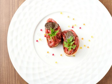 豪華で美しい肉料理の数々が、大切な人との時間に花を添える