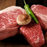 自慢の肉は、最高ランクであるA5級の和牛のみを全国各地から厳選して仕入れ。常に吟味が続けられ、訪れる度に異なる産地の銘柄肉を味わえます。野菜も全て国産というこだわりよう。