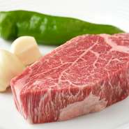 日本各地からその時々で厳選したA5ランク和牛のヒレ肉を、厚切りのステーキで提供。塩・こしょうのみでシンプルに仕上げられているので、肉本来の旨みを心ゆくまで堪能できます。