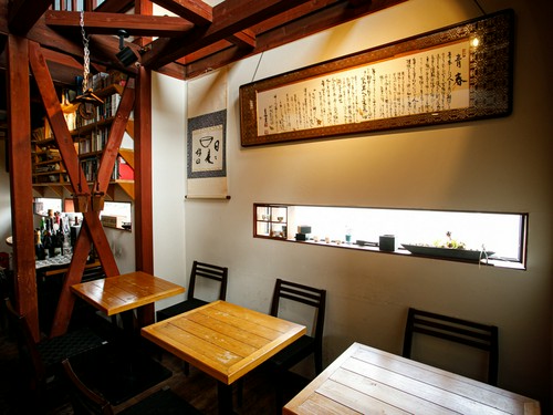 天井が高く開放感のある店内には、カウンターとテーブル席を完備