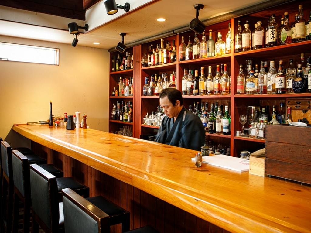 リラックスしながら、料理もお酒も大満喫できるバー