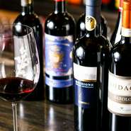 ワインは食事に合わせやすいタイプを用意。イタリアのワインを中心に甘口から辛口まで、フルボディからライトボディをバランス良く取り揃えています。スタッフにオススメのワインを相談することも可能です。