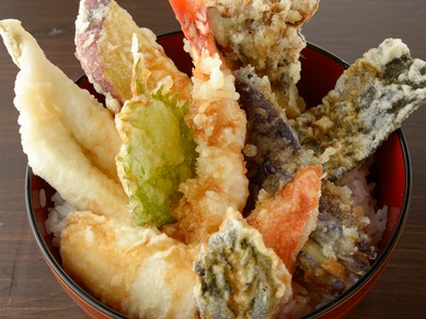 十品の揚げ立て天ぷらを載せた『天丼』