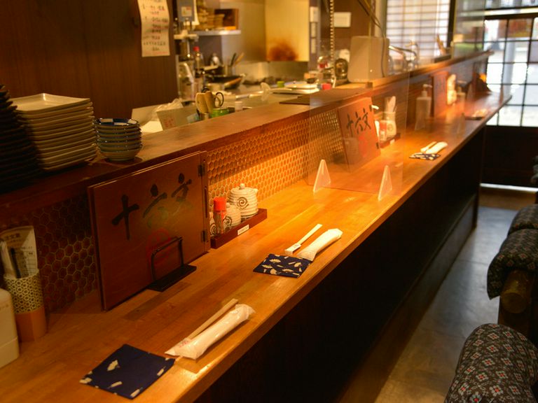 背もたれがありくつろげる、立ち呑みカウンター