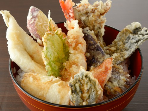 具材がたっぷりでヘルシーな天丼