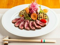 国産牛もも肉をさっぱりとした味わいのレモンソースでいただきます。絶妙な火入れ加減でおいしさを引き立たせたもも肉は、レア感が残るやわらかな食感。牛肉が持つ旨みがギュッと閉じ込められています。