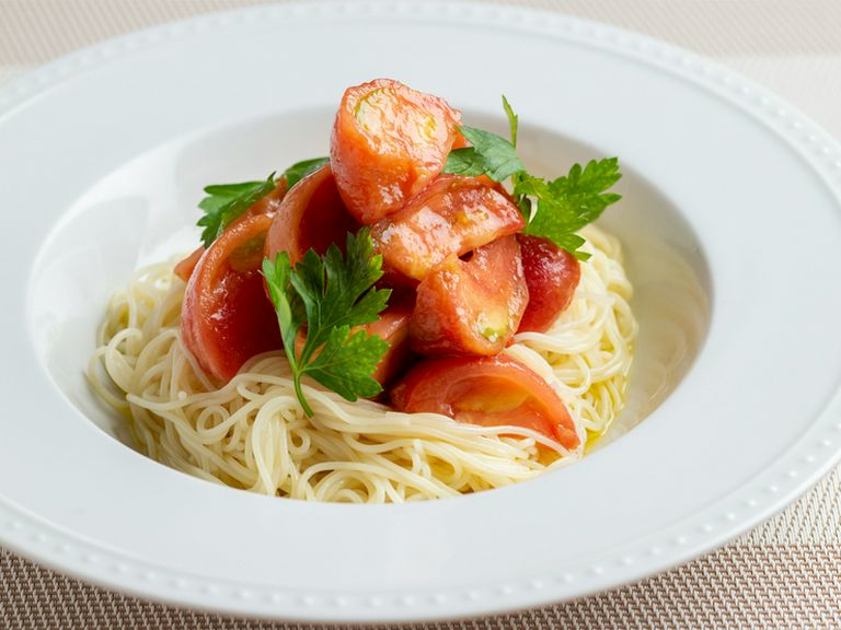 自然の恵みをたっぷり受けた、甘みと旨みが豊富なトマトが主役の『フルーツトマトの冷製パスタ』