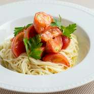 真冬でも人気が衰えないという冷製パスタ。イタリア産のパスタを使い、パスタの上にはたっぷりのトマトがのせられています。果物のように甘いフルーツトマトは、味が濃くジューシーで旨みたっぷり。