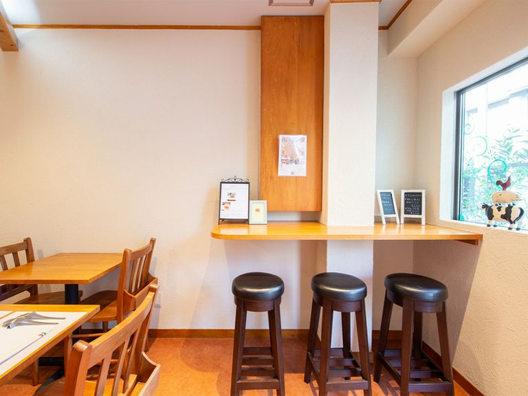 一人でも気軽に食事が楽しめる、カウンター席が用意された店内