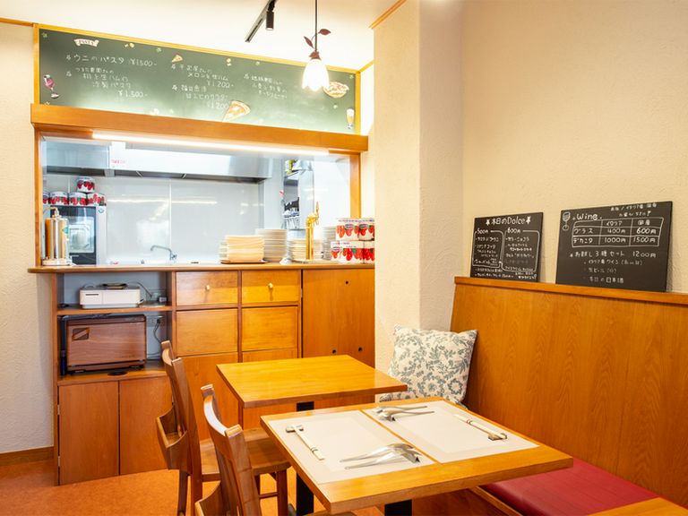 デートや女子会、夫婦水入らずで、ワインを片手に過ごすひととき