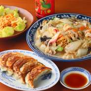 毎日手包みし、ニンニク少なめなのでランチ時の女性にも人気の『餃子』など、店主自慢の中華料理は大人気。長崎県から麺を取り寄せる『皿うどん』、子供も食べられる辛さの『エビチリ』も絶品です。