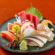 旬の魚は、店主の楠村さんが北千住の市場に毎日出向いて仕入れています。新鮮な魚をお刺身で贅沢に味わえる必食の一品です！