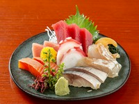 旬の魚は、店主の楠村さんが北千住の市場に毎日出向いて仕入れています。新鮮な魚をお刺身で贅沢に味わえる必食の一品です！