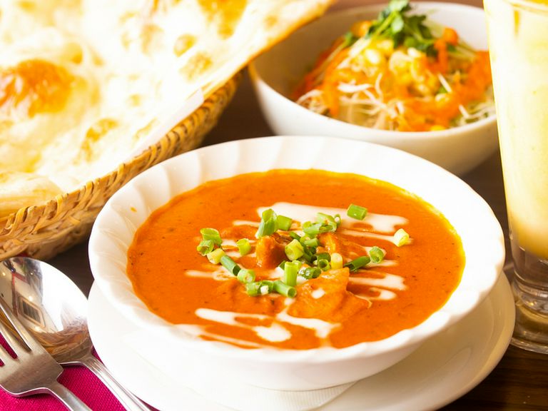 インドのスパイスなど20種類を調合、時間をかけ丁寧につくられた本場の味を楽しめる『バターチキンカレー』