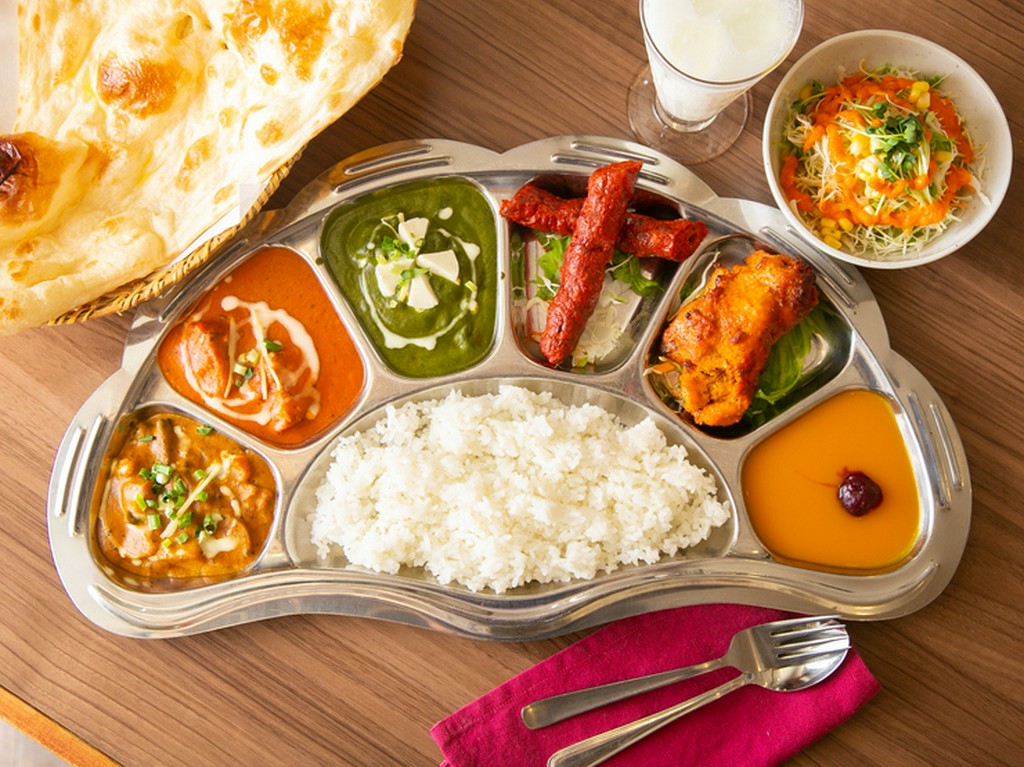 ネパール宮廷カレー風の盛り付けはインパクト抜群『ヒマラヤセット』（ドリンク付き・終日注文可）